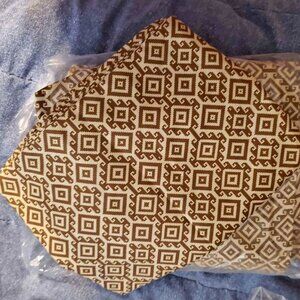 New Mainstay Brown and Tan King Sheet Set. 100% polyester